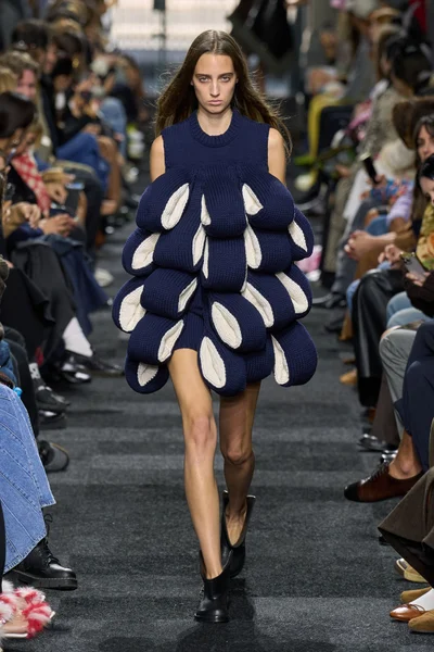 Look 16